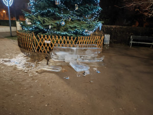 Vandal poničil ledovou sochu za desítky tisíc korun, policie hledá svědky i totožnost výtržníka