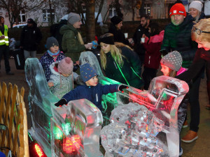 Ledové sochy dělaly radost zejména dětem