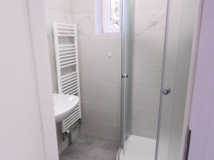 Trojice seniorů v tíživé sociální situaci začne žít lepší život v nově vybudovaném sdíleném bydlení