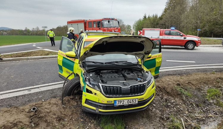 Takto vypadalo záchranářské vozidlo po střetu s nepozorným řidičem na kruhovém objezdu v Janovicích