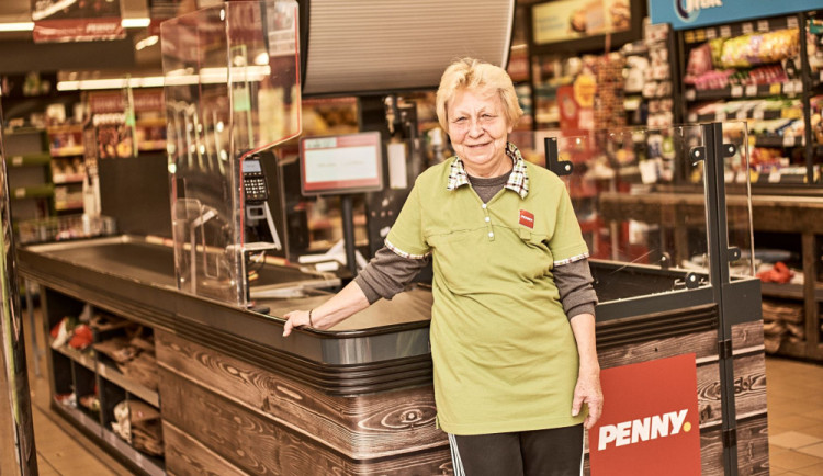 size4-16696280720176-2-cuceni-na-serialy-by-mne-zabilo-miluji-byt-mezi-lidmi-rika-vera-liscova-z-penny