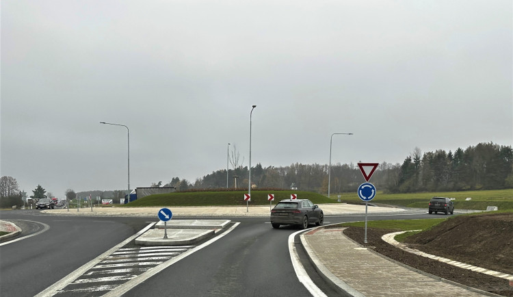 Skončilo nekonečné čekání v dlouhých kolonách před semafory. Kruhový objezd na důležité silnici v Losiné je hotový