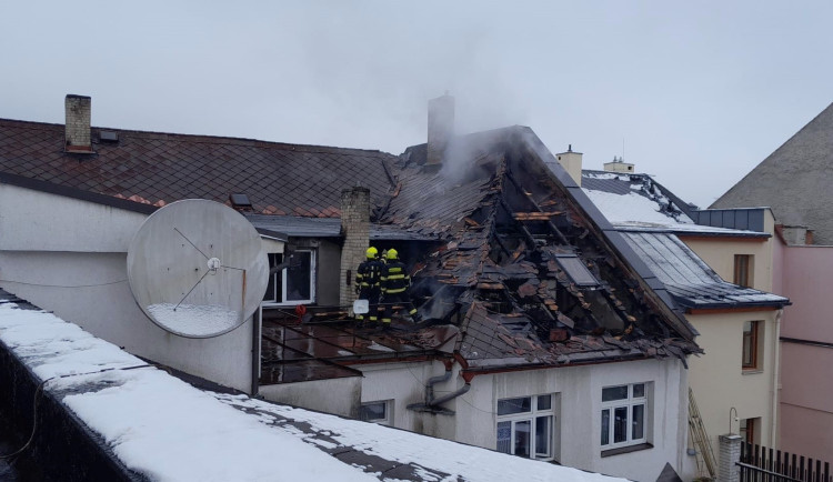 Požár podkroví domu v centru Sušice způsobil škodu za čtyři miliony korun