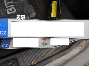 Zfetovaný muž v kradeném autě se pokoušel ujet policistům, během divoké jízdy několikrát boural