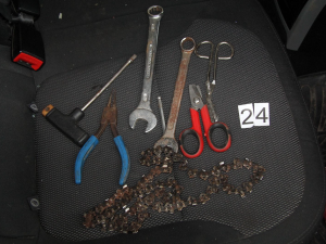 Zfetovaný muž v kradeném autě se pokoušel ujet policistům, během divoké jízdy několikrát boural