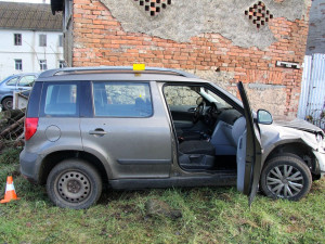 Zfetovaný muž v kradeném autě se pokoušel ujet policistům, během divoké jízdy několikrát boural