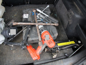 Zfetovaný muž v kradeném autě se pokoušel ujet policistům, během divoké jízdy několikrát boural