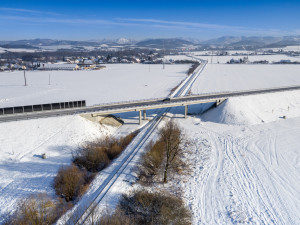 Řidiči v ČR zažívají teď nejnebezpečnější část zimy, rizikové jsou hlavně mosty, kde namrzá vozovka