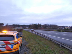 Řidiči v ČR zažívají teď nejnebezpečnější část zimy, rizikové jsou hlavně mosty, kde namrzá vozovka