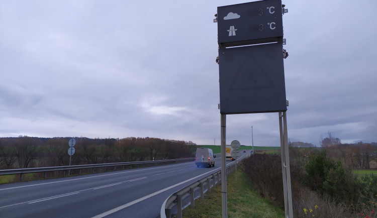 Řidiči v ČR zažívají teď nejnebezpečnější část zimy, rizikové jsou hlavně mosty, kde namrzá vozovka