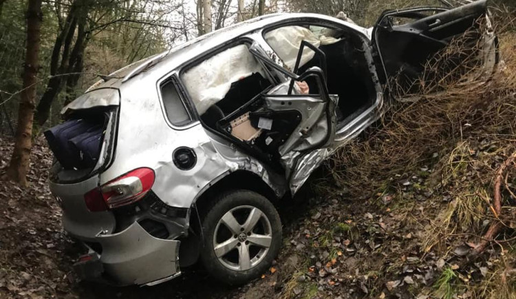 Auto vyletělo z dálnice a zastavilo se až 50 metrů od vozovky uprostřed porostu. Při nehodě se zranili tři lidé včetně tříletého dítěte