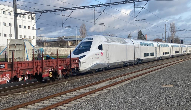 VIDEO: Prahou projelo nejnovější TGV. Táhla ho lokomotiva ČD Cargo