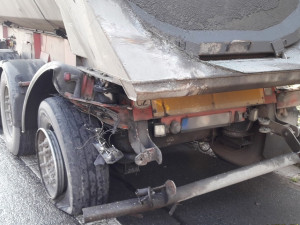 Řidiče osobáku oslnilo slunce a přehlédl nákladní vůz, jeho spolujezdkyně utrpěla vážná zranění