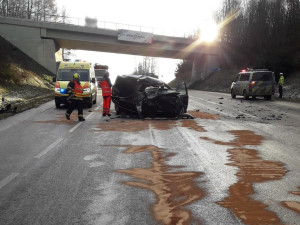 Řidiče osobáku oslnilo slunce a přehlédl nákladní vůz, jeho spolujezdkyně utrpěla vážná zranění