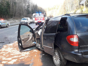 Řidiče osobáku oslnilo slunce a přehlédl nákladní vůz, jeho spolujezdkyně utrpěla vážná zranění