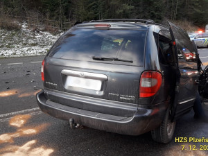 Řidiče osobáku oslnilo slunce a přehlédl nákladní vůz, jeho spolujezdkyně utrpěla vážná zranění