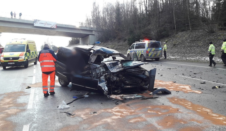 Řidiče osobáku oslnilo slunce a přehlédl nákladní vůz, jeho spolujezdkyně utrpěla při nehodě vážná zranění