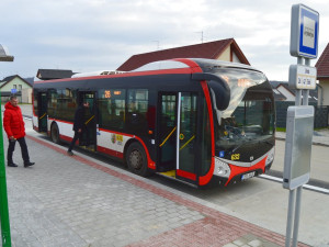 Novou zastávku autobusů má plzeňská městská část Lhota. Linka dvou autobusů se navíc i prodlužuje