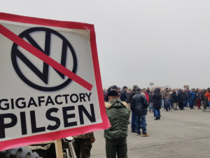 Koncern Volkswagen o měsíce odkládá rozhodnutí o možné stavbě obří továrny na baterie nedaleko od Plzně