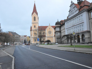 Rušné Chodské náměstí je nyní bezpečnější a přehlednější, opravy se dočkala i silnice a zastávky MHD