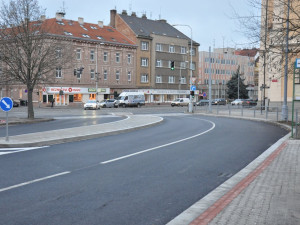 Rušné Chodské náměstí je nyní bezpečnější a přehlednější, opravy se dočkala i silnice a zastávky MHD