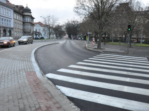 Rušné Chodské náměstí je nyní bezpečnější a přehlednější, opravy se dočkala i silnice a zastávky MHD