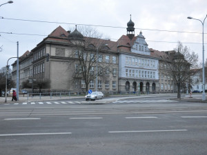 Rušné Chodské náměstí je nyní bezpečnější a přehlednější, opravy se dočkala i silnice a zastávky MHD