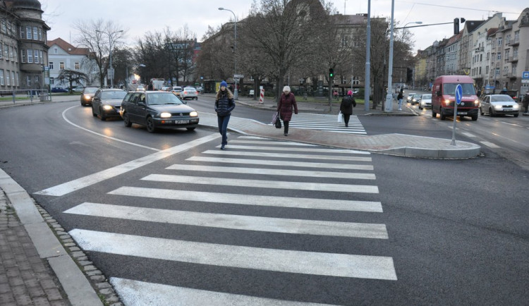 Rušné Chodské náměstí je nyní bezpečnější a přehlednější, opravy se dočkala i silnice a zastávky MHD