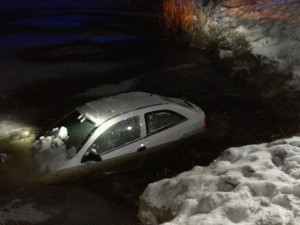 Řidička nezvládla jízdu po kluzké silnici a skončila v rybníku, další žena vylétla s autem z dálnice
