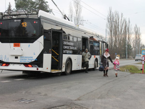 Stávající zastávka U Kasáren v Plzni na Slovanech