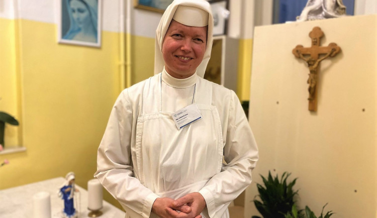 Další krajská nemocnice získala do svého týmu kaplana. Sestra Jana naslouchá pacientům v Horažďovicích