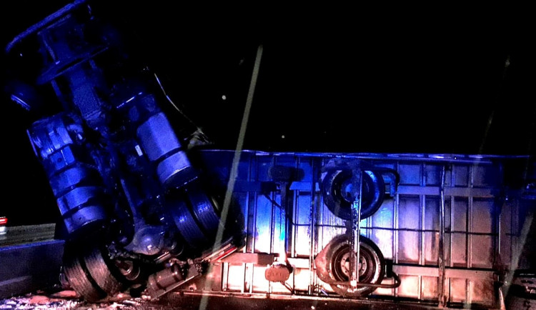 Převrácený kamion ochromil provoz na zasněžené dálnici D5 u Rokycan, vyprostili ho až nad ránem
