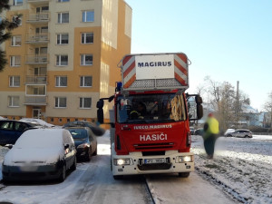 Hasiči testovali na sídlišti průjezdnost ulic pro jejich těžkou požární techniku, výsledek je nenadchl
