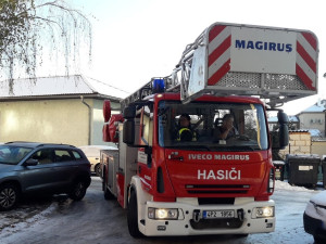 Hasiči testovali na sídlišti průjezdnost ulic pro jejich těžkou požární techniku, výsledek je nenadchl