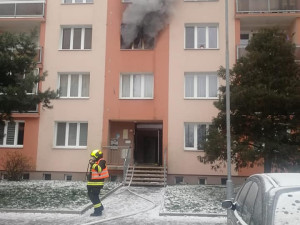 Hasiči bojovali s požárem bytu, čtyři lidé se nadýchali kouře a skončili v nemocnici