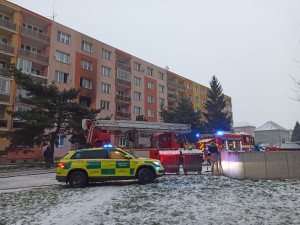 Hasiči bojovali s požárem bytu, čtyři lidé se nadýchali kouře a skončili v nemocnici