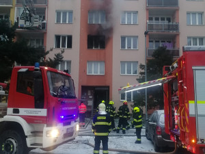 VIDEO: Hasiči bojovali s požárem bytu, čtyři lidé se nadýchali kouře a skončili v nemocnici