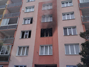 Hasiči bojovali s požárem bytu, čtyři lidé se nadýchali kouře a skončili v nemocnici