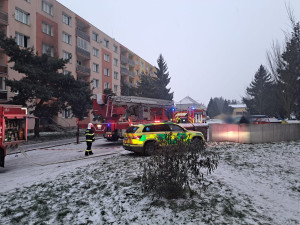 Hasiči bojovali s požárem bytu, čtyři lidé se nadýchali kouře a skončili v nemocnici