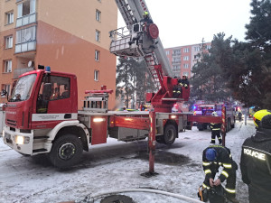 Hasiči bojovali s požárem bytu, čtyři lidé se nadýchali kouře a skončili v nemocnici