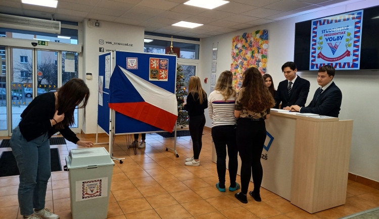 Studentské volby mají jasnou vítězku. Vyhrála Nerudová, prezidentkou by byla už po prvním kole