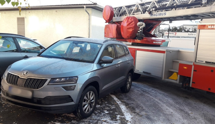 Hasiči testovali na sídlišti průjezdnost ulic pro jejich těžkou požární techniku, výsledek je nenadchl