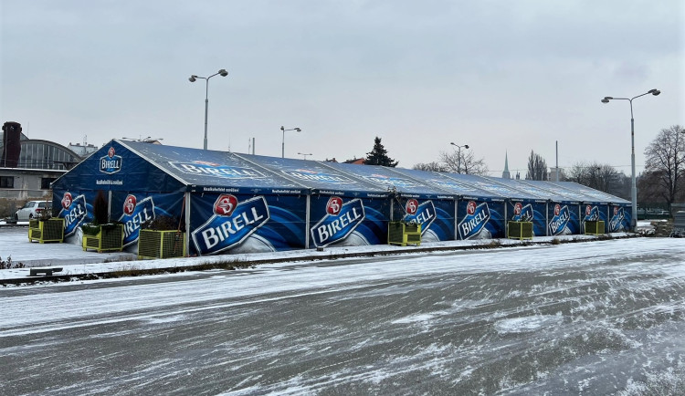 Bezdomovci najdou v mrazu útočiště v obřím vyhřívaném stanu s pivním logem. Přijít mohou i se svými psy
