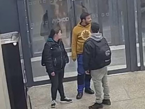 Policie pátrá po totožnosti pachatele. V doprovodu přátel poškodil automat na CBD produkty a zařízení prodejny