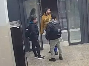 Policie pátrá po totožnosti pachatele. V doprovodu přátel poškodil automat na CBD produkty a zařízení prodejny