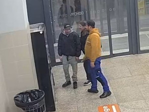 Policie pátrá po totožnosti pachatele. V doprovodu přátel poškodil automat na CBD produkty a zařízení prodejny