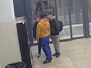 Policie pátrá po totožnosti pachatele. V doprovodu přátel poškodil automat na CBD produkty a zařízení prodejny