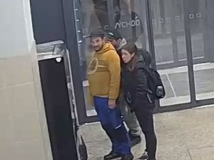Policie pátrá po totožnosti pachatele. V doprovodu přátel poškodil automat na CBD produkty a zařízení prodejny