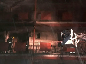 Nechvalně proslulý pavlačák zachvátil požár. S ohněm bojovaly desítky hasičů