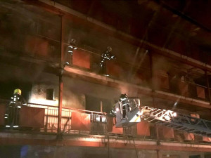 Nechvalně proslulý pavlačák zachvátil požár. S ohněm bojovaly desítky hasičů